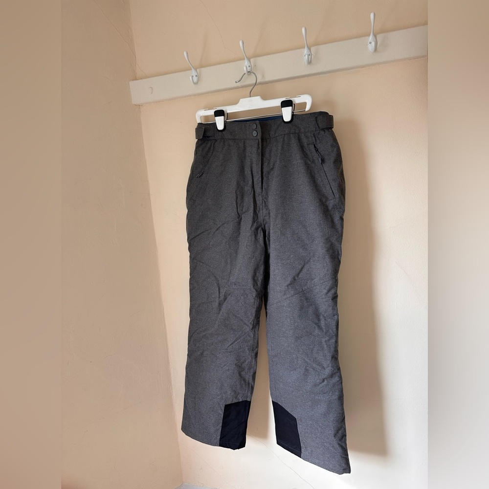Grey ski and snow pants with elastic waist. Size 14 women’s.